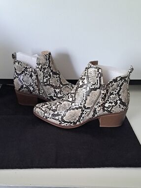 NIB MIA Auden Faux Snakeskin Bootie 8.5  2"block Heel.